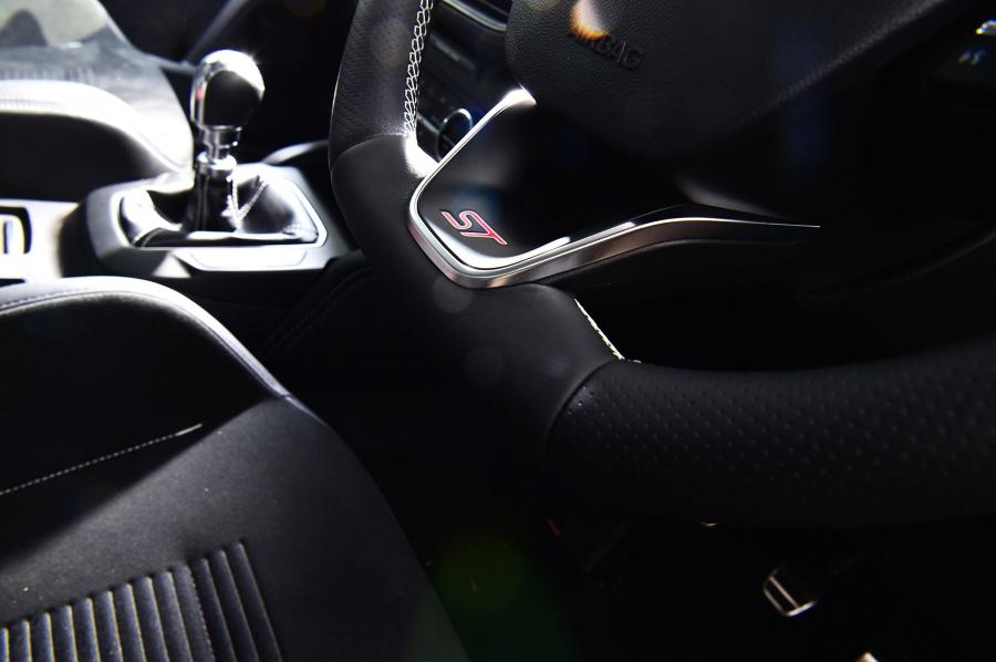 Детали интерьера Ford Focus ST Estate 2019 года  (UK) (фото 5 из 20)